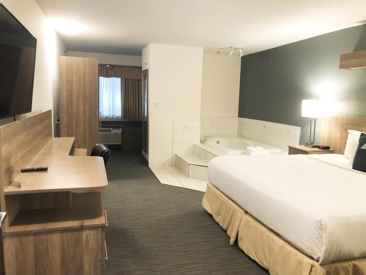 Days By Wyndham Centre St. By The Falls Hotel 3*