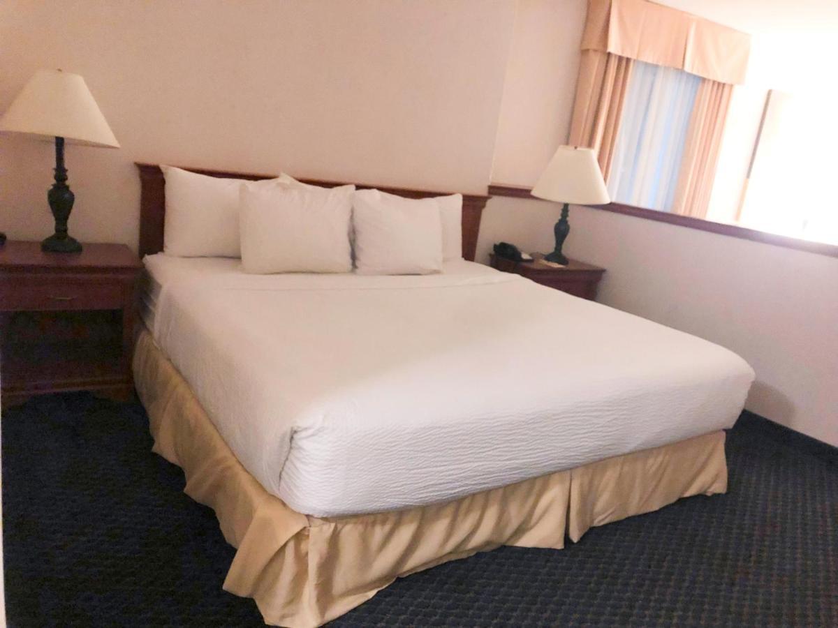 Days By Wyndham Centre St. By The Falls 3*